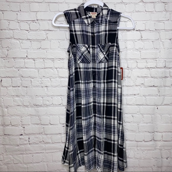 Sleeveless Plaid Button Down Shirt - Picture 1 of 3